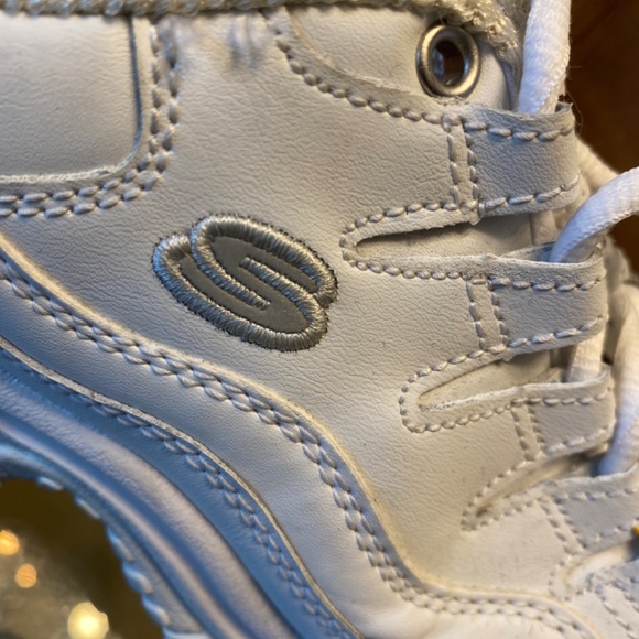 Size 4Y Vintage white Skechers  chunky sports sneakers - Picture 2 of 5